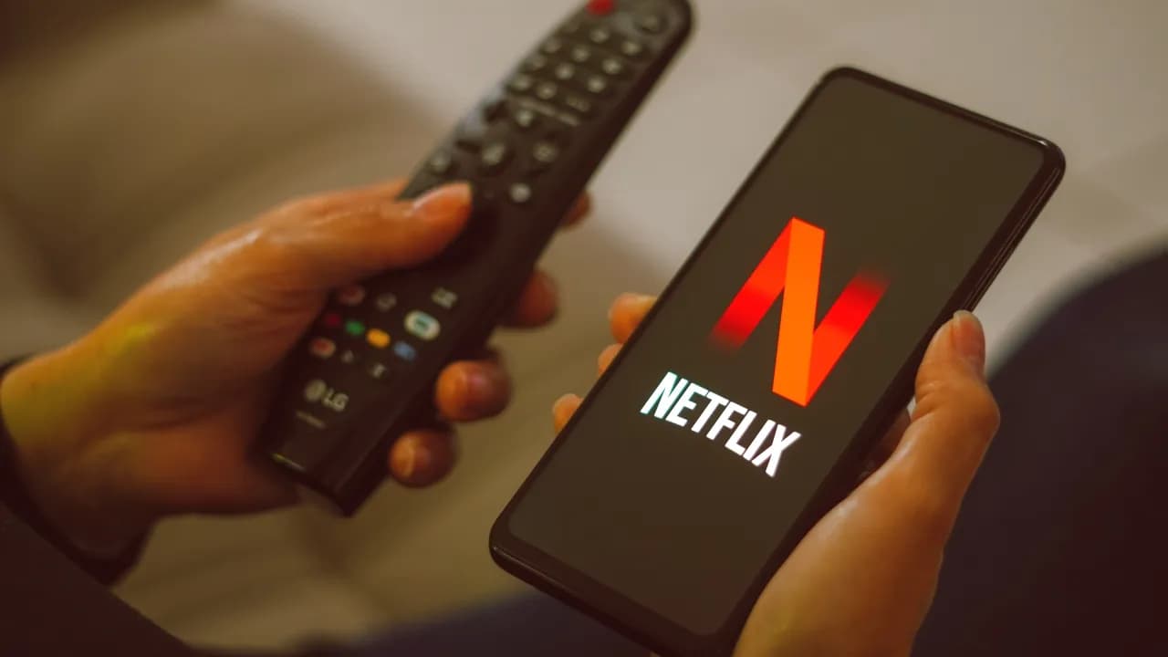 Ile urządzeń na jednym profilu Netflix? Ograniczenia i opcje abonamentowe